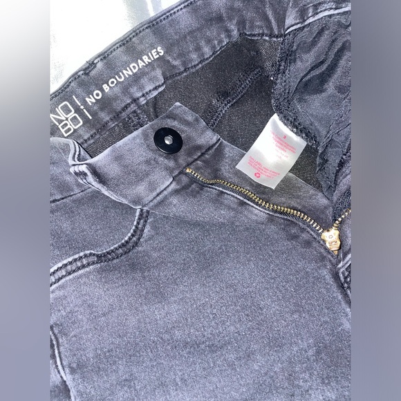 No Boundaries size 3 women’s black jeans - Picture 3 of 3